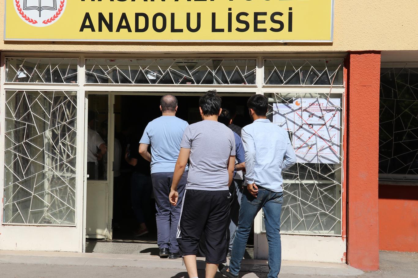 Türkiye genelinde bir milyon 234 bin 617 adayın katıldığı KPSS Lisans Genel Yetenek ve Genel Kültür oturumu Gaziantep’te heyecanla başladı.

